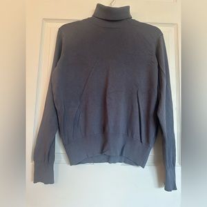 H&M women’s soft turtleneck light sweater good condition 💖